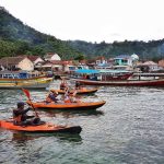 Berselancar dengan Kayak di Teluk Ratai Pesawaran