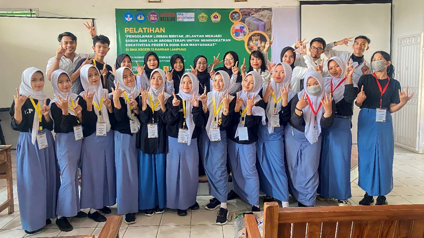 Unila Latih Siswa di Bandar Lampung Olah Limbah Minyak Jelantah